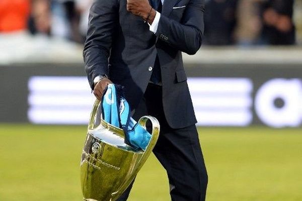 Basile Boli avec la Coupe d'Europe le 26 mai dernier au stade vélodrome