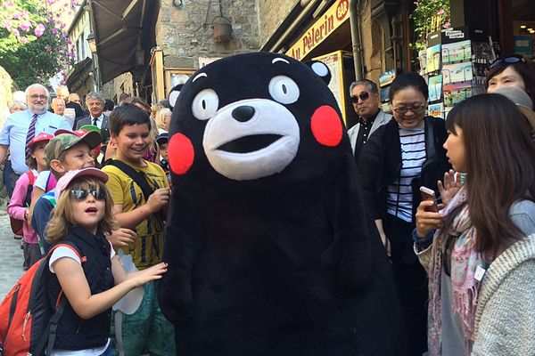 La star des mascottes japonaises, Kumamon, est au Mont-Saint-Michel ce mardi