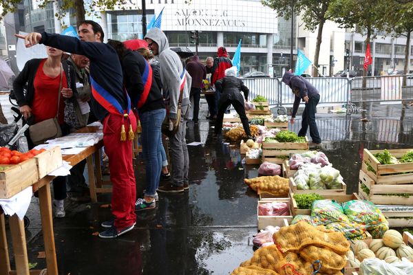 Une vente directe de fruits et de légumes, organisée par le syndicat agricole Modef, à Paris, en 2015.