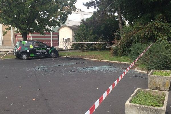 A Aurillac (15), le parking où un corps a été retrouvé dans une voiture incendiée dans la nuit du samedi 3 octobre.