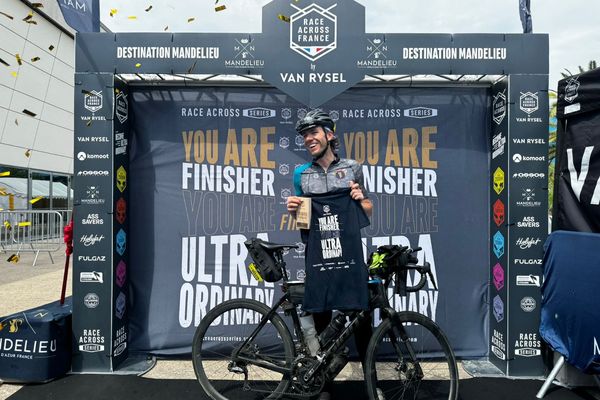 Lucas Becker, ingénieur mécanique à Nantes, a battu le record de la Race Across France, à son arrivée à Mandelieu-La Napoule (Alpes-Maritime).