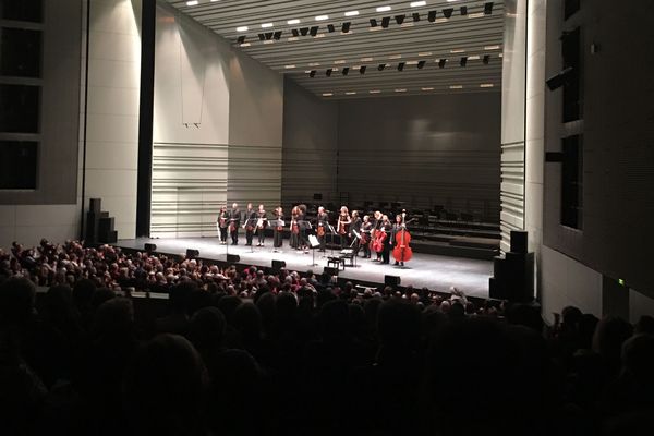 La grande salle ovationne le prodige serbe du violon Némanja Radulovic 