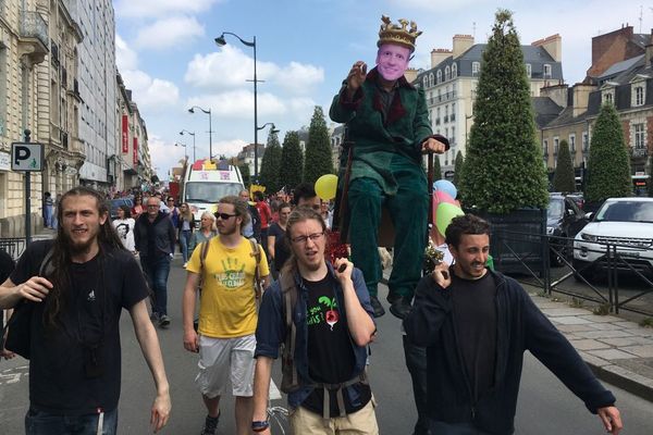 Les manifestants (ici rennais) tenaient à dénoncer les façons de faire d'Emmanuel Macron.