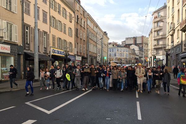 La centaine de lycéens, boulevard Louis Blanc à Limoges, mardi 4 décembre, en fin de matinée.