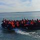 112 personnes étaient entassées sur ce Zodiac au départ de la plage de Wimereux (Pas-de-Calais). Sur cette photographie prise après le drame et le sauvetage de 49 personnes, 58 migrants poursuivent leur route maritime jusqu'à la Grande Bretagne.