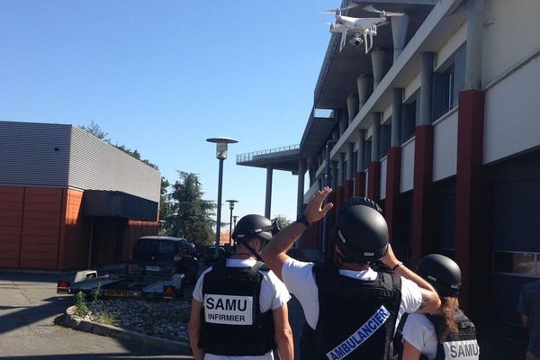 Pour leur propre sécurité, les membres du personnel du Samu toulousain peuvent être amenés à utiliser un gilet par-balles et un drone. 