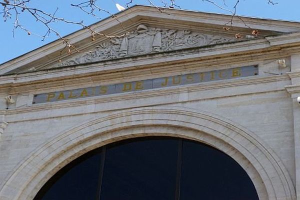 Alès (Gard) - le fronton du palais de justice - archives