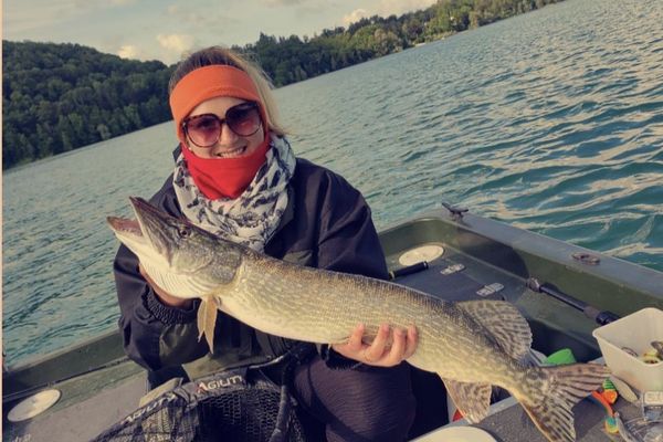 Mylène Ponsard, un beau brochet entre les mains, sera à Arlay (Jura) pour l'ouverture de la pêche.