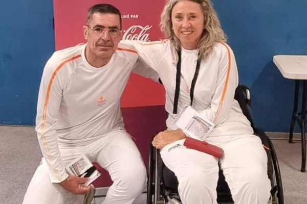 Karine Grimaldi et son mari, avant de porter la flamme Paralympique à Antibes.