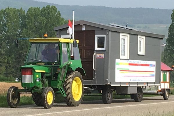 Gilbert Maréchal est parti de Salmbach pour un périple de 5.000 kilomètres sur les route de France avec son tracteur, sa roulotte et son four à tartes flambées. Un convoi de 13m50.