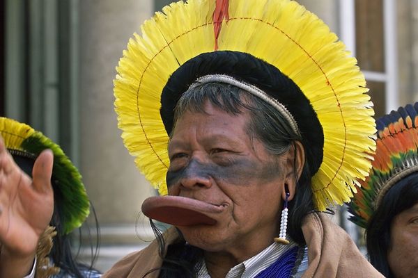 Le chef Raoni, Figure de la protection de la forêt amazonienne. 