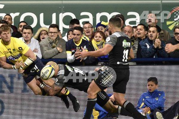 L'ailier anglais de Clermont, David Strettle (L), est attaqué lors du match d'union de rugby français Top 14 ASM Clermont contre CA Brive au stade Michelin à Clermont-Ferrand