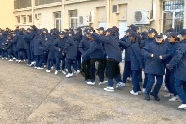 Palavas (Hérault) - les jeunes volontaires du SNU clôturent leur stage par un flash mob sur du gospel - février 2024.