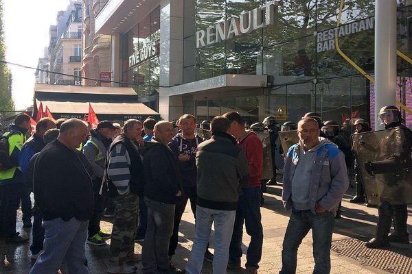 Les salariés de GM&S Industry devant la boutique Renault sur les Champs-Elysées, accueillis par un cordon de CRS