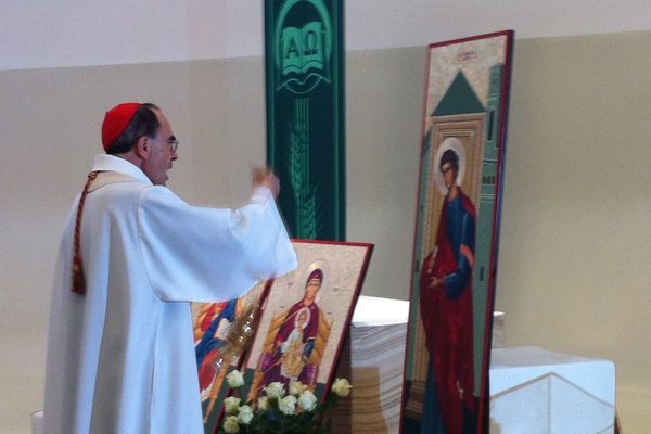 Mgr Barbarin bénissant les icônes d'Alep, arrivées en juillet à l'église de Vaulx-en-Velin