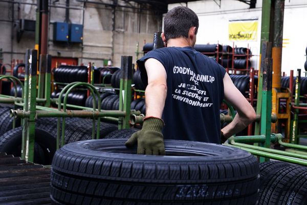 Dans l'usine Dunlop à Montluçon, les salariés ont entamé une grève du zèle afin d'obtenir notamment une prime exceptionnelle de 1000 euros. 