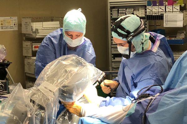 Grâce au casque qu'il porte le Dr Molinier a pu opérer main dans la main avec un chirurgien allemand.