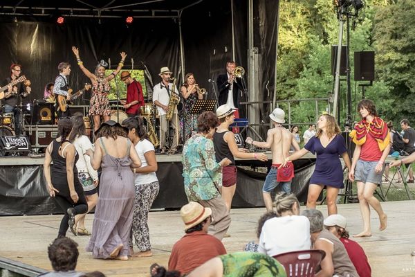 Ambiance sur une scène gratuite du festival Terres du Son en 2016