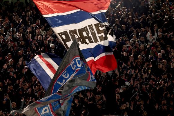 Des supporteurs parisiens lors du match contre Newcastle United au Parc des Princes le 28 novembre 2023.
