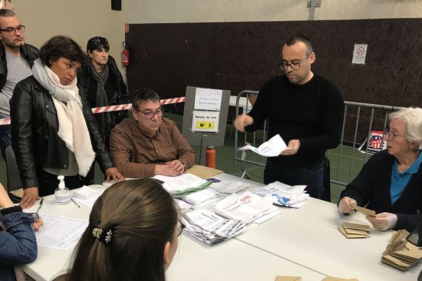 A Givors le dépouillement a commencé, sans énormément de mesures de protection pour les assesseurs contre le coronavirus Covid-19.