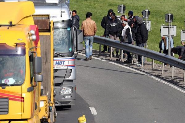 Les policiers sont intervenus pour déloger les migrants et permettre aux véhicules de circuler à nouveau. 