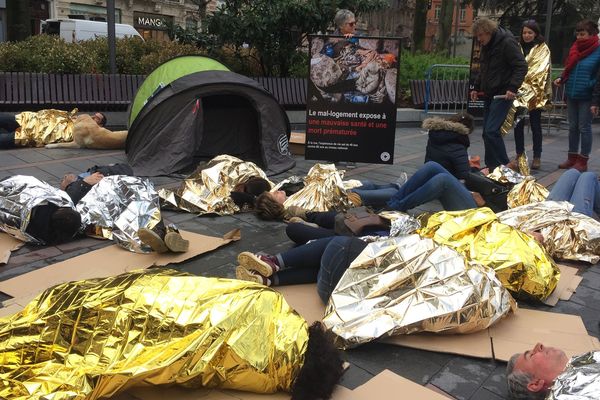 Action symbolique de Médecins du Monde à Toulouse pour dénoncer le taux de mortalité dans la rue. 