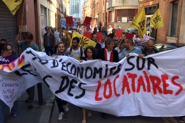 Le collectif Droit au logement fait partie du cortège. 