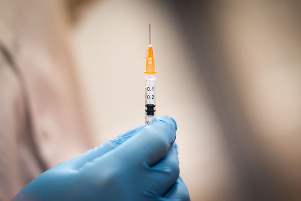 Une infirmière préparant une dose du vaccin Pfizer/BioNTech contre le Covid-19 le 7 janvier 2021.