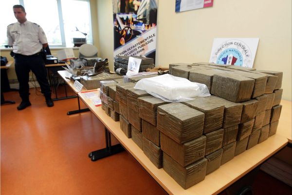 210 kilos de résine, 1,1 kilo de cocaïne ont été saisis.
