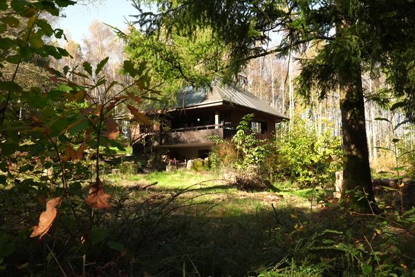 L'ancien centre de vacances de Faux-la-Montagne appartient au comité d'entreprise d'Enedis, qui le loue à une association, le Centre de recherche et d'étude de la forêt (CREF).