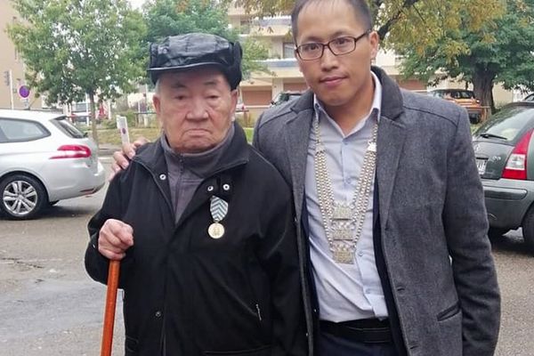 Hommage : ancien supplétif de l'armée française, Siong Tou a été honoré 68 ans après la fin de la guerre d'Indochine. A ses côtés son petit-fils qui a rendu cette reconnaissance possible grâce à un travail de fourmi de plusieurs années. Le jeune homme porte un grand collier Hmong en argent, en hommage au peuple Hmong. 25/9/22