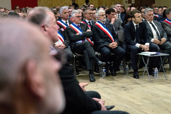 Emmanuel Macron écoute les doléances de 600 maires d'Occitanie, à Souillac, en janvier 2019