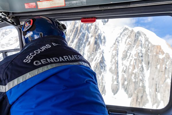 Le PGHM de Chamonix (Haute-Savoie) a découvert le corps d'un homme de 65 ans, recherché depuis jeudi dans le massif du Mont-Blanc.