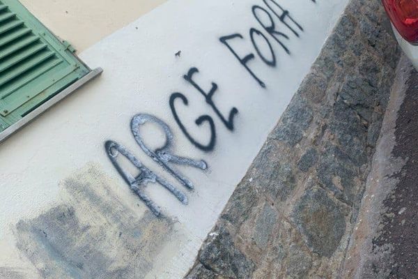 Des tags réclamant le départ du préfet ont été découverts sur la mairie de Lumio.