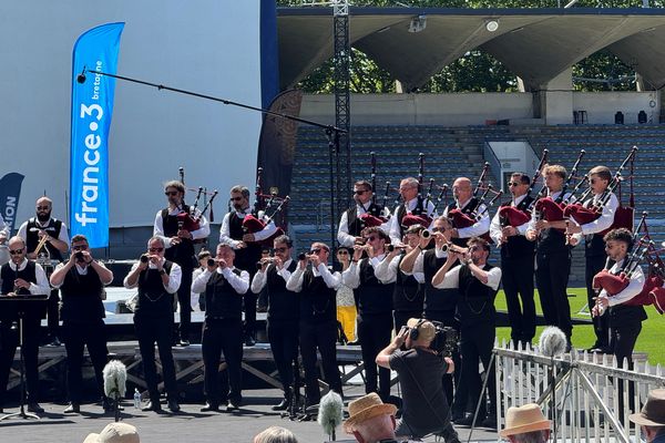 Le Bagad Cap Caval perfome sous le soleil Lorientais au Championnat National des Bagadoù