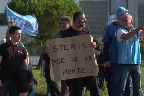 70 salariés manifestaient ce 10 septembre 2024 contre le PSE qui prévoit 96 suppressions d'emplois dans la filiale française Stéris au Haillan, près de Bordeaux.