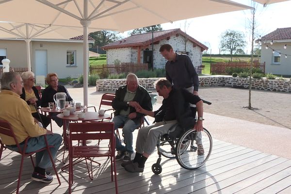 À la résidence pour seniors du Domaine du Lavoir en Haute-Vienne, les journées sont rythmées par les parties de cartes et moments de partage entre voisins.