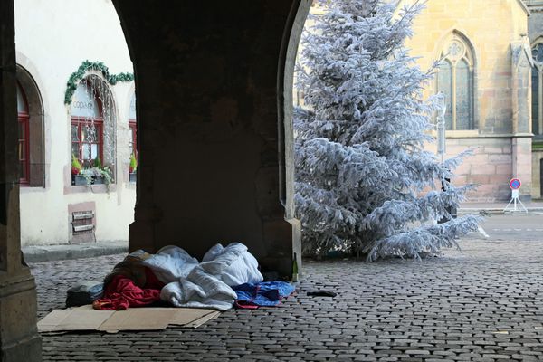 Deux sans-abris dorment sur des cartons dans les rues de Colmar.