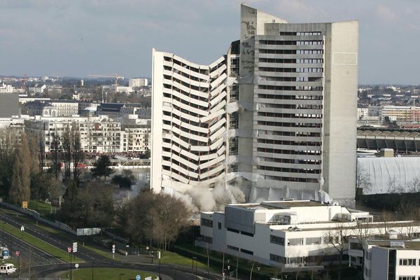 Le Tripode à Nantes lors de son implosion le dimanche 27 février 2005