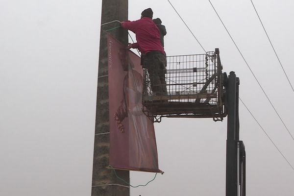 Les bénévoles installent les décorations dans les communes (ici à Morey-Saint-Denis)