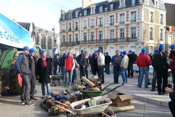 Manifesttaion des irrigants devant la préfecture de région à Poitiers