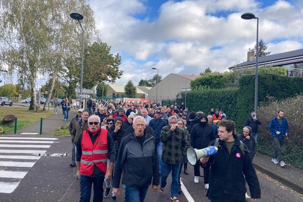 Manifestation dans les rues de Saint-Avold contre la hausse annoncée de 56% de la redevance d'enlèvement des ordures ménagères. Samedi 21 octobre 2023.