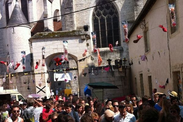 Il y a beaucoup de monde dans les rues de Chalon-sur-Saône samedi 26 juillet 2014 pour participer au 28e festival Chalon dans la rue