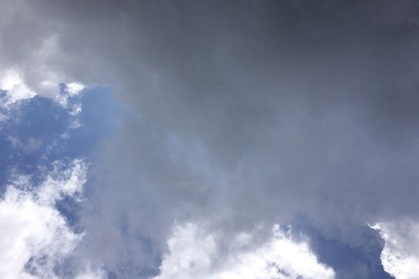 Les nuages reviendront temporairement au premier plan, ce dimanche.