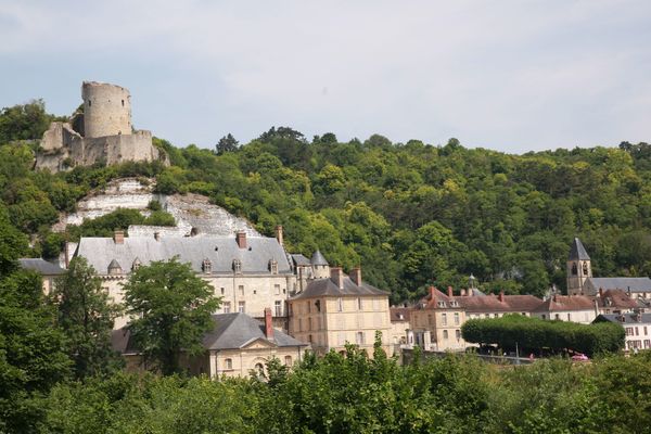 La commune de La Roche-Guyon, implantée dans le Parc naturel régional du Vexin français, est classée parmi les plus beaux villages de France. 