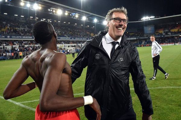 Laurent Blanc fêtant le sacre des Parisiens après la victoire 2-1 contre Montpellier lors de la 37e journée de Ligue 1.