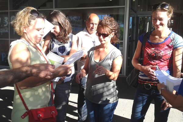 Les parents délèves mobilisés dans la cour de l'école. Cabestany le 2 septembre 2014.