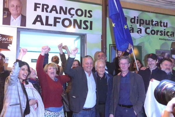 En Corse, François Alfonsi, 9e de la liste Europe Ecologie Les Verts aux élections européennes, est élu euro-député. 