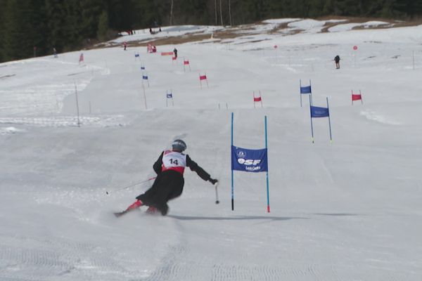 Les curés font du ski sur les pistes des Gets en Haute-Savoie.