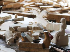 Objets et jouets en bois en fabrication pour Noël.